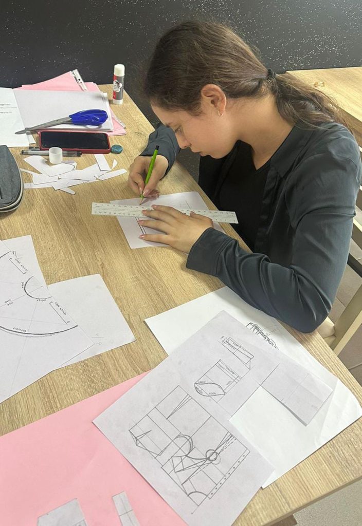 Corso Disegnatrice di Moda - Studenti al Lavoro